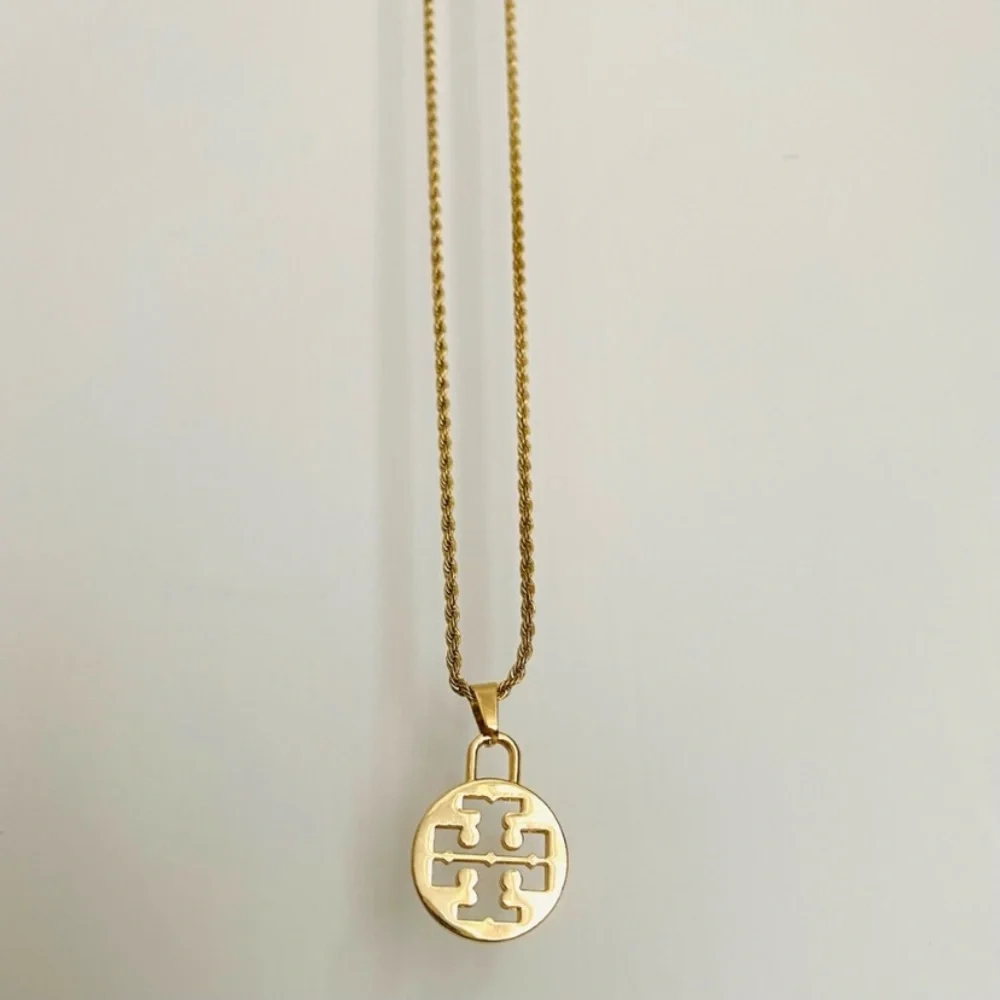 Brand New Tory Burch Gold Tone Logo Charm Pendant Rope Chain Necklace
